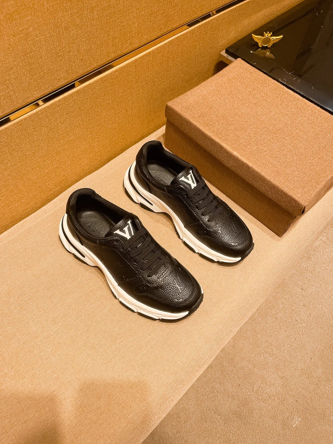 Men's shoes💰 460💰👍[LV]🔥🔝Louis Vuitton, a high-end men's shoe brand, official website 1:1 latest masterpiece: the upper is made of Italian imported first-layer cowhide🔥Official website original special technical cloth fabric matching🔥Original comfortable and breathable lining➕Original designated non-slip outsole🔥Make walking more convenient and comfortable! An exclusive new model, a stunning work, a beautiful 1:1 replica [color] compared to the official quality! Create a fashionable personality to set off your uniqueness! A must-have for trendy men! 🔥, sizes: 38-44. color:.     2⃣️colors available🔥